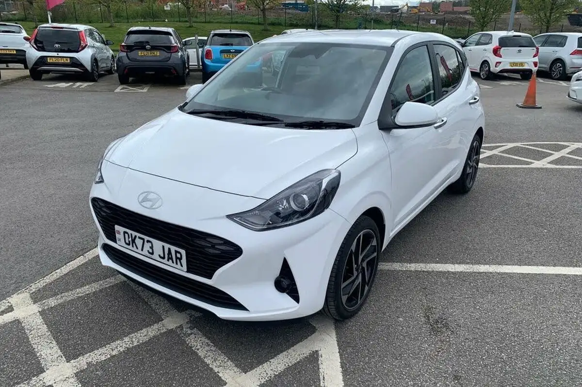 2023-hyundai-i10-12-premium-big-32