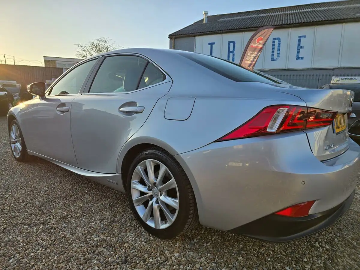 2014-lexus-is-300h-25-luxury-big-11
