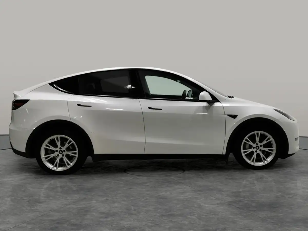2022-tesla-model-y-e-long-range-big-11