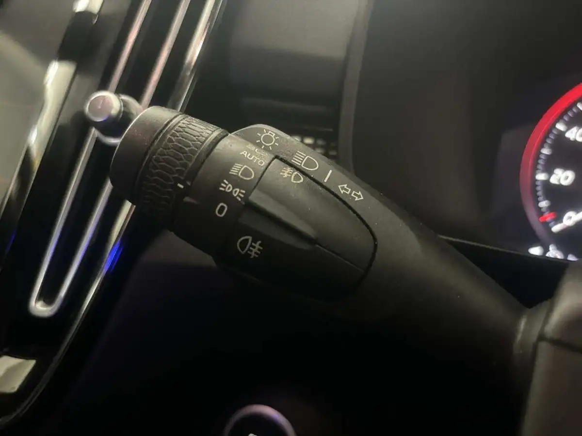 2020-volvo-xc40-20-b4-r-design-big-17