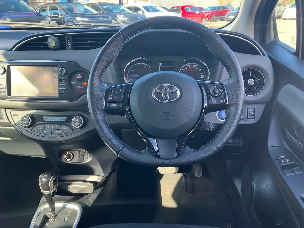 2018-toyota-yaris-15-vvt-i-icon-tech-hybrid-big-16