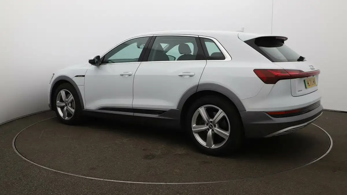 2021-audi-e-tron-50e-technik-station-wagon-big-36