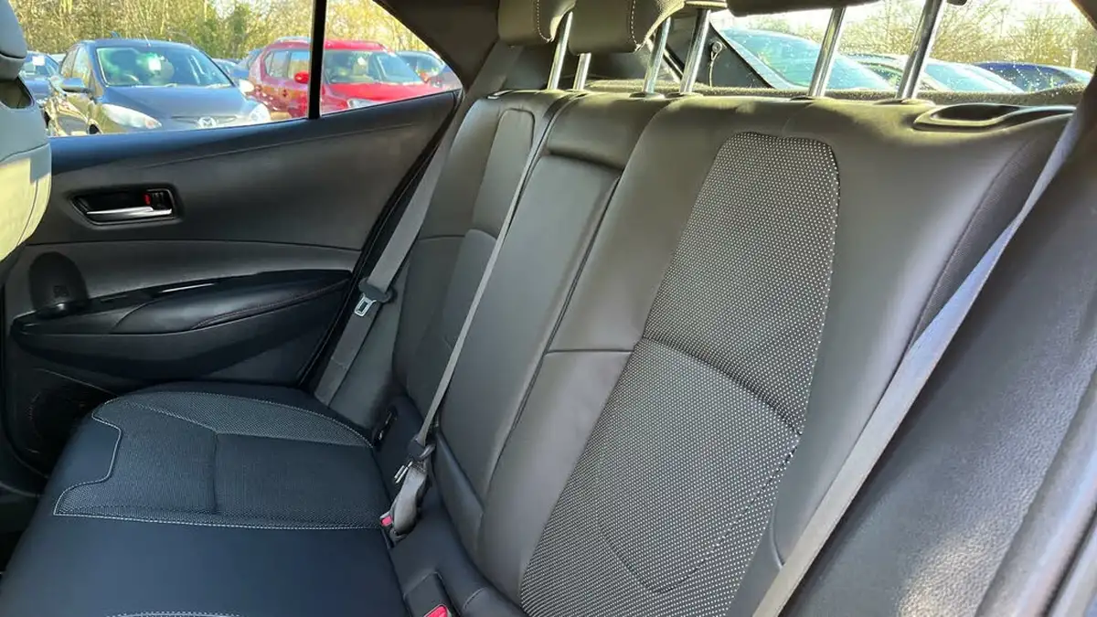 2022-toyota-corolla-20-vvt-i-excel-181bhp-trk-hatchback-big-12