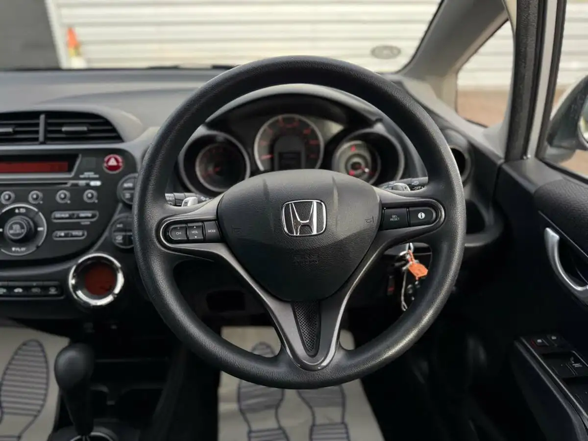 2013-honda-jazz-14-es-cvt-big-47