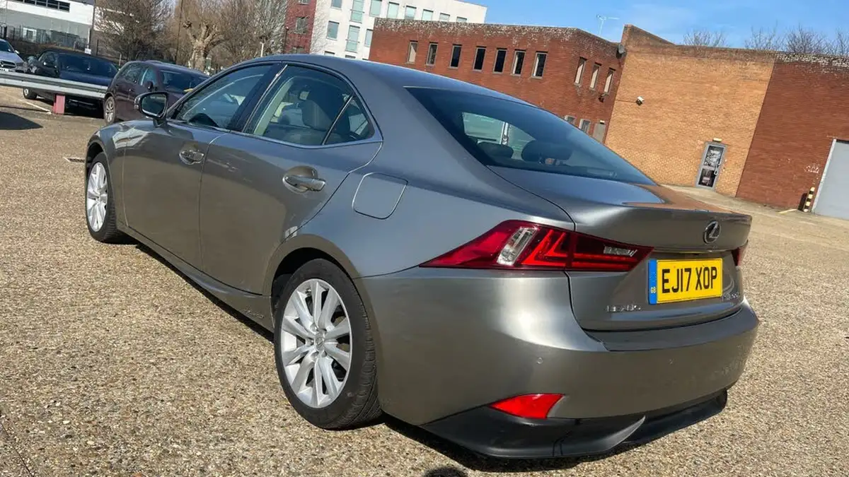 2016-lexus-is-300h-25-advance-big-4