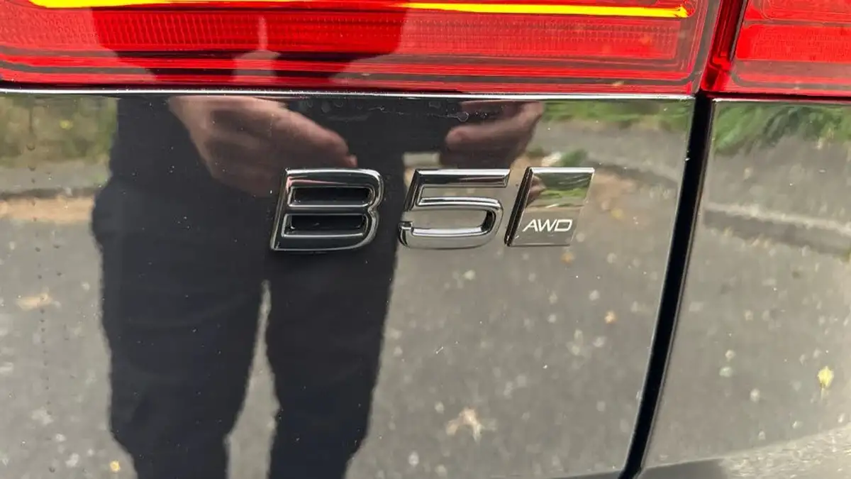 2024-volvo-xc60-20-b5-ultra-black-edition-big-48