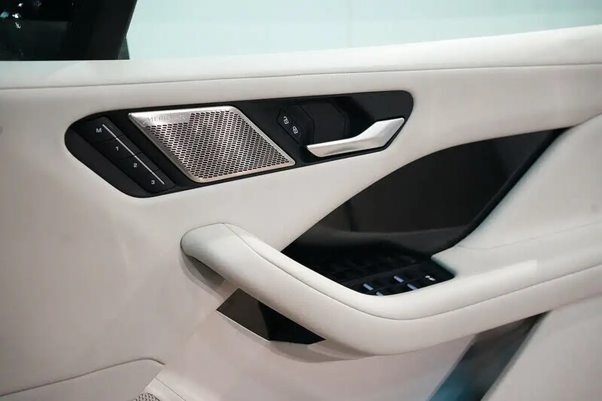 2021-jaguar-i-pace-ev400-black-big-31