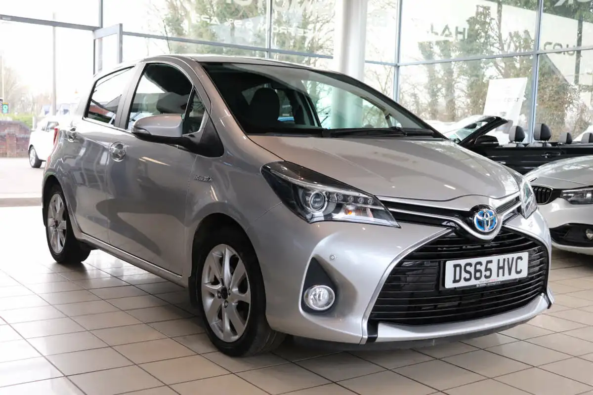 2015-toyota-yaris-15-vvt-i-sport-hybrid-big-9