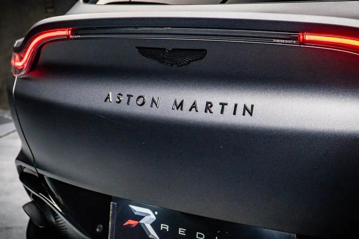 2022-aston-martin-dbx-40-v8-big-20