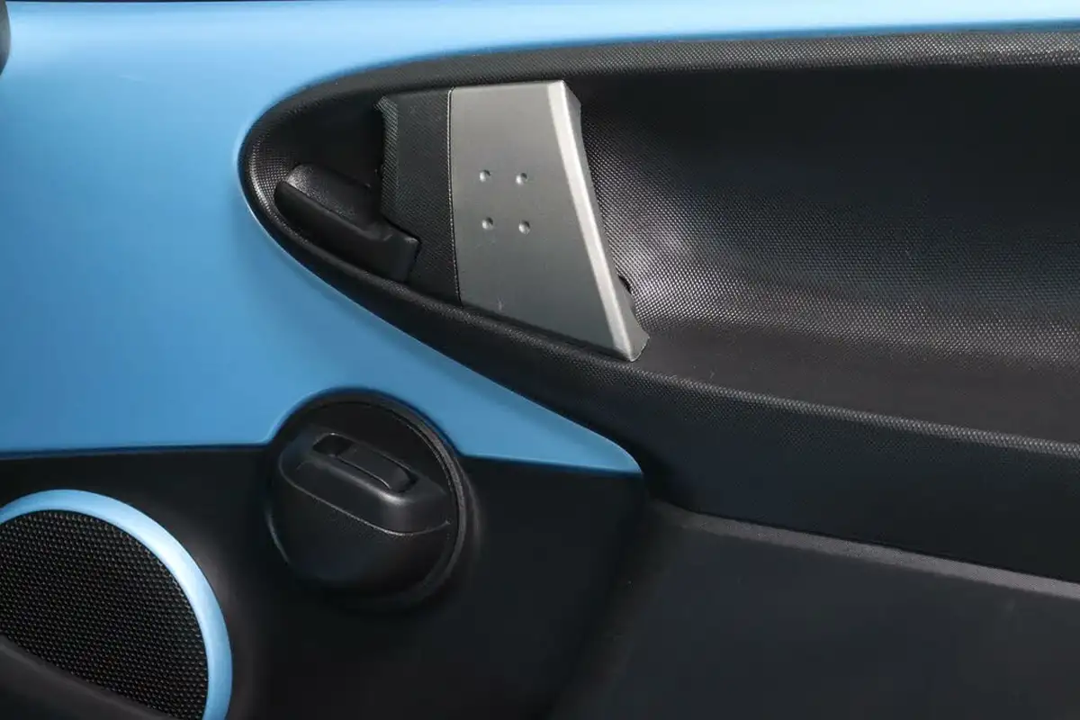 2013-toyota-aygo-10-move-style-5d-big-35