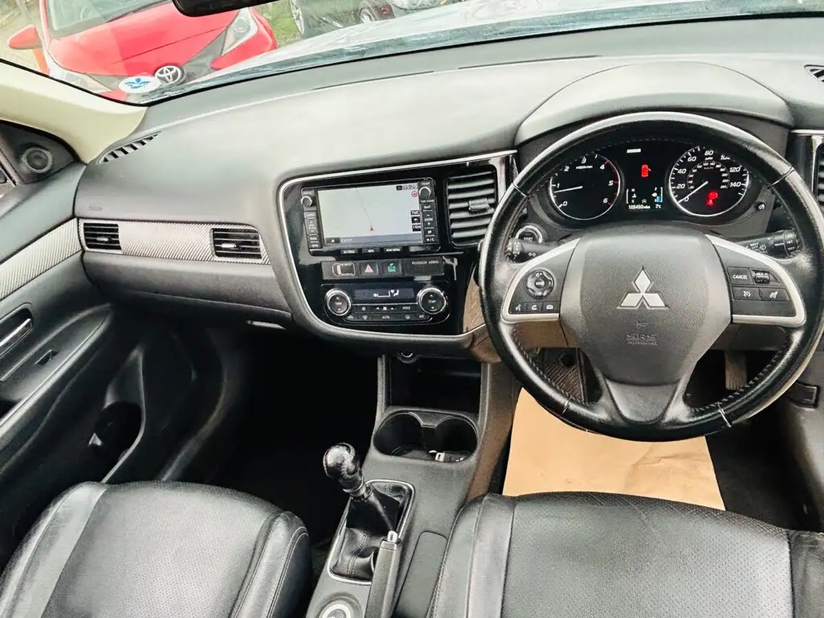 2013-mitsubishi-outlander-22di-d-gx4-big-10