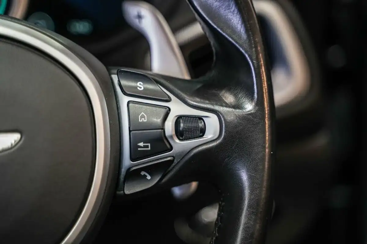 2018-aston-martin-db11-40-v8-big-41