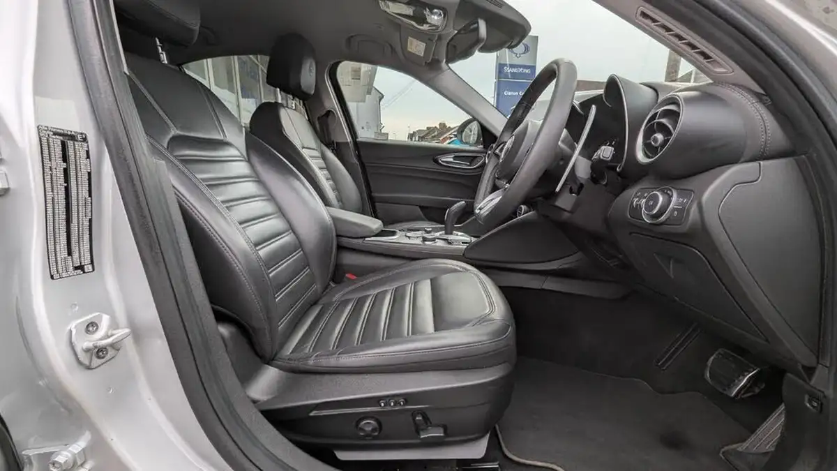 2021-alfa-romeo-giulia-20-lusso-ti-big-6