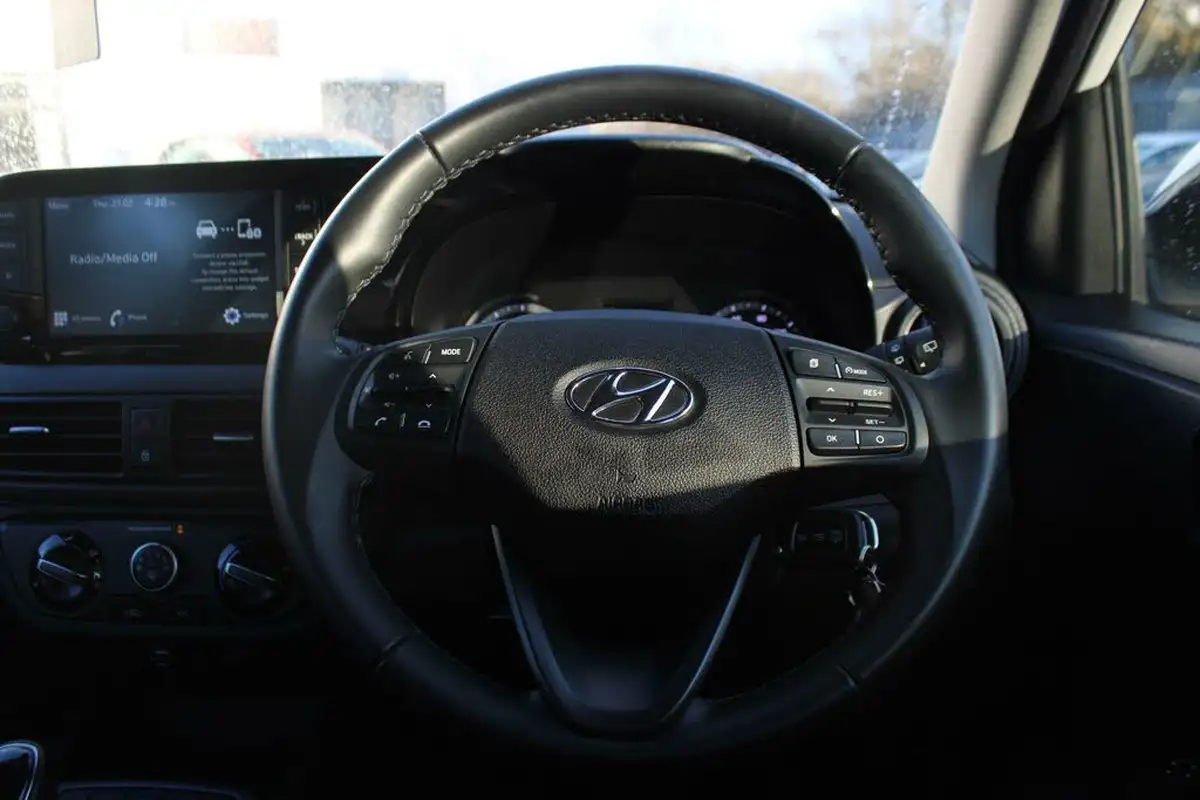 2022-hyundai-i10-12-se-connect-auto-big-17