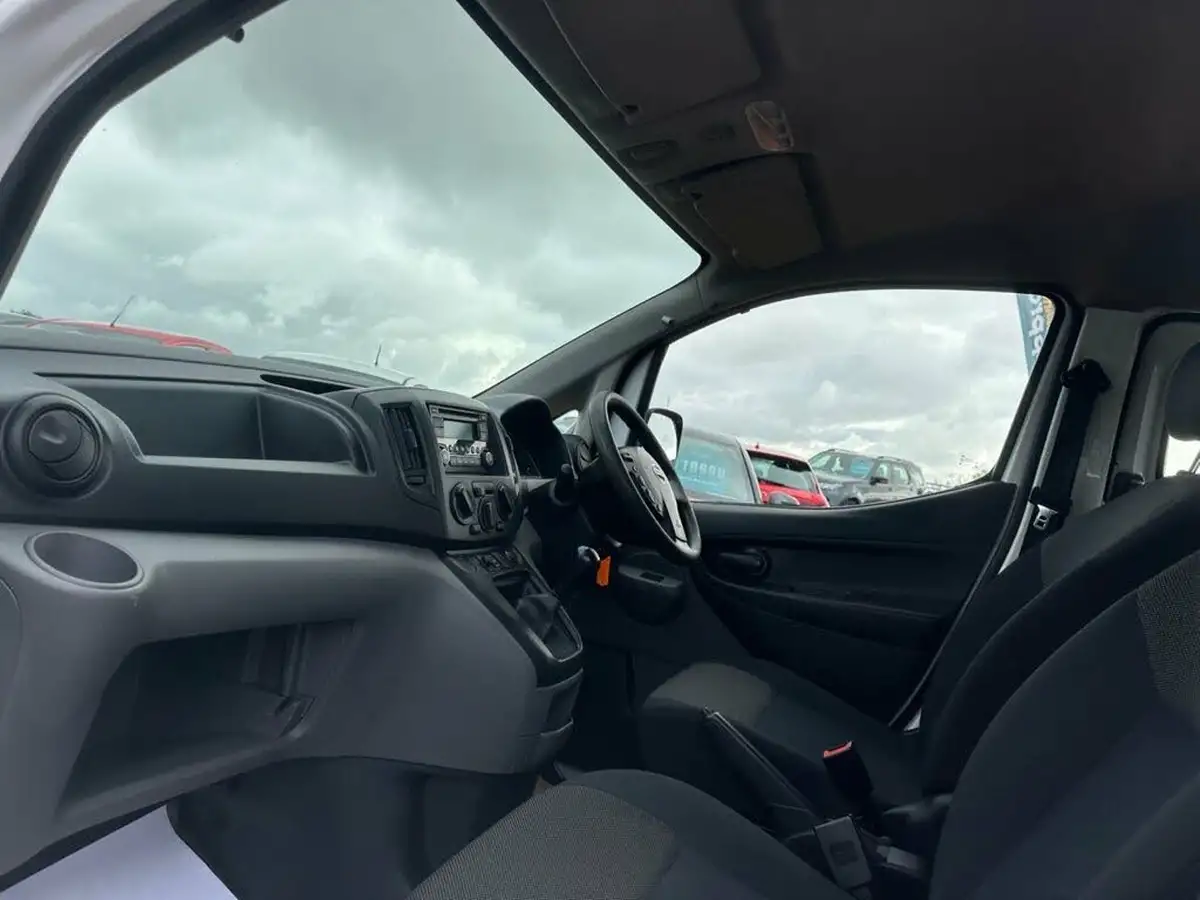 2018-nissan-nv200-15td-acenta-89bhp-crewcab-van-big-3