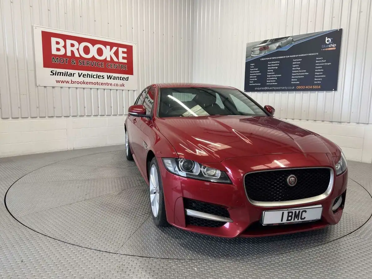 2017-jaguar-xf-20td-r-sport-180ps-saloon-4d-1999cc-auto-big-0