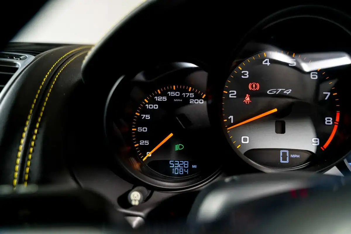 2016-porsche-cayman-38-gt4-big-21