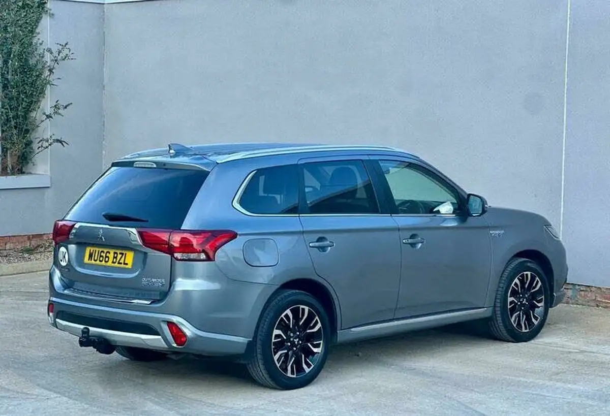 2016-mitsubishi-outlander-20-gx4h-phev-big-24