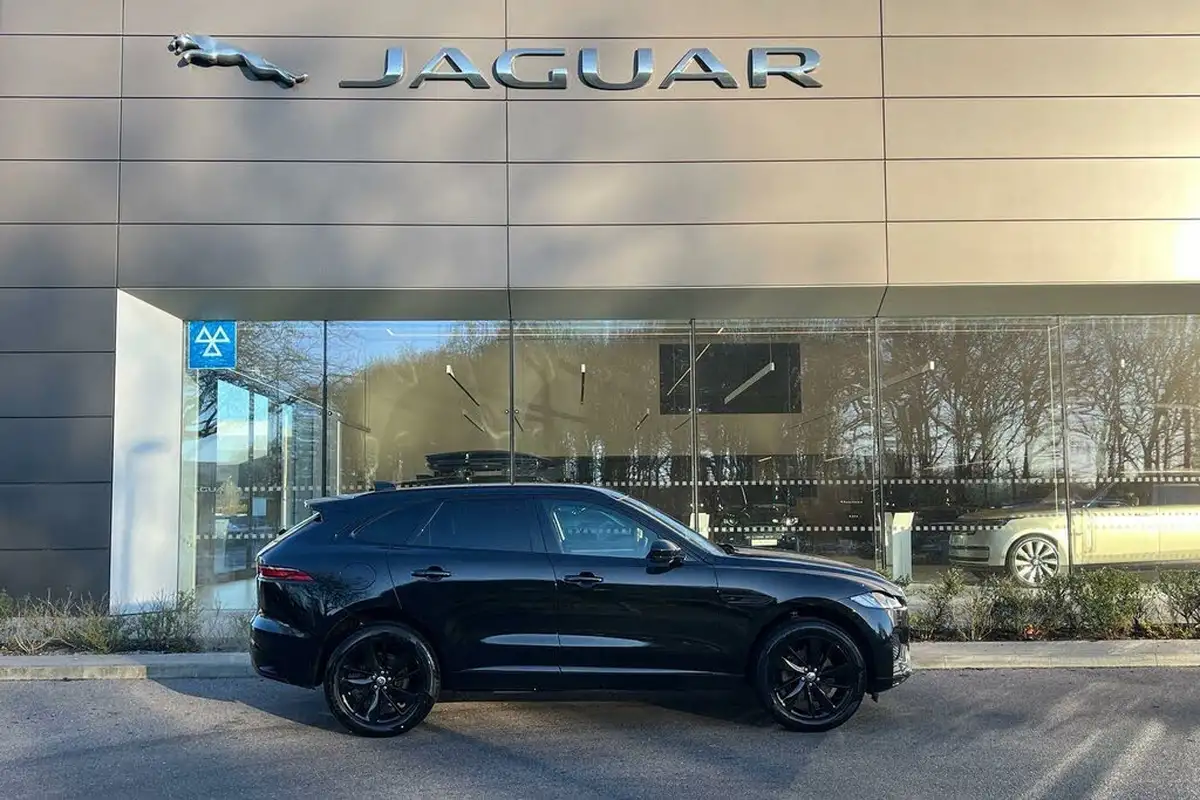 2023-jaguar-f-pace-20-d200-r-dynamic-se-black-big-1