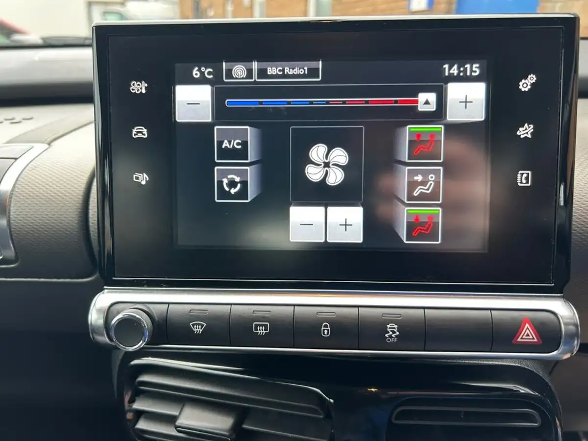 2015-citroen-c4-cactus-16bluehdi-feel-big-16
