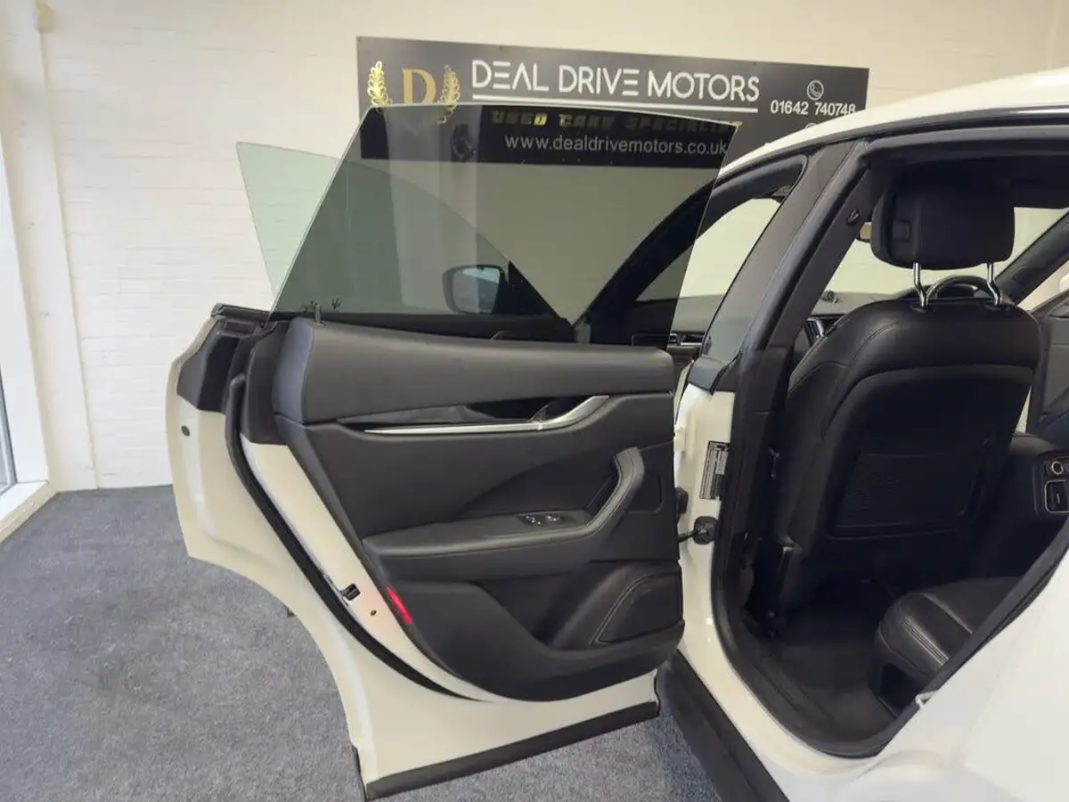 2016-maserati-levante-30td-big-64