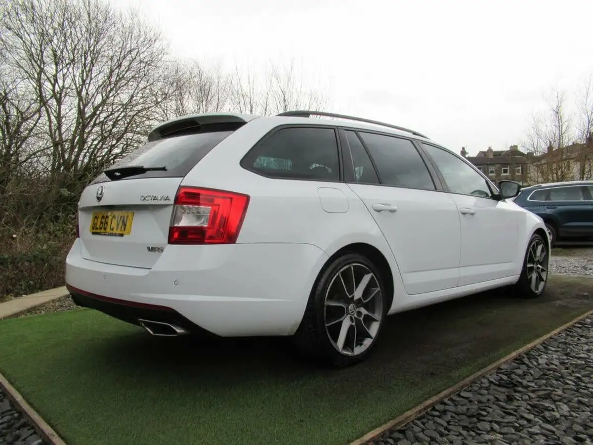 2016-skoda-octavia-20tdi-vrs-estate-big-17