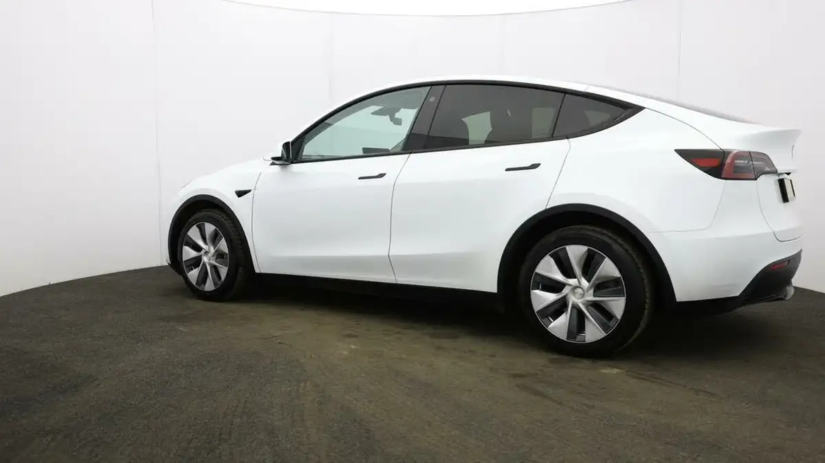 2022-tesla-model-y-e-long-range-big-57