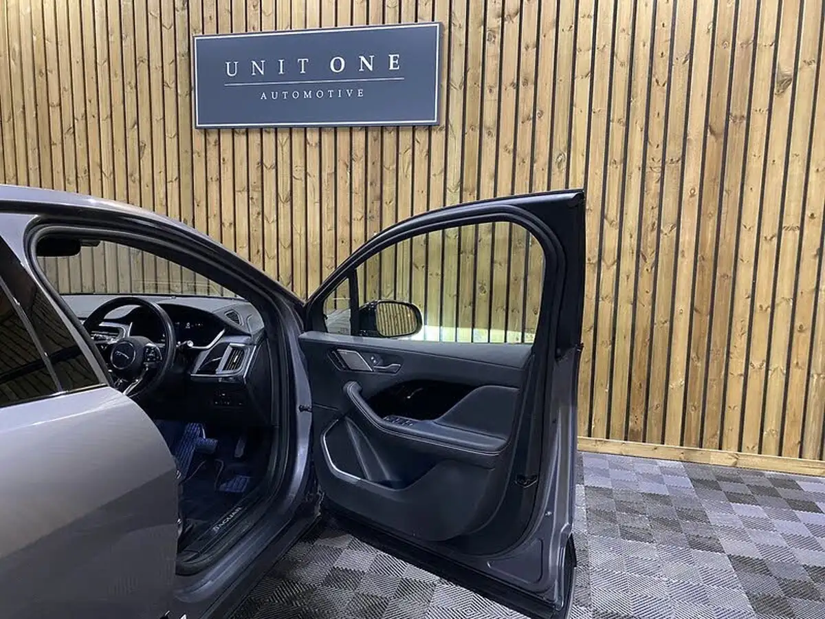 2022-jaguar-i-pace-ev400-hse-black-big-28