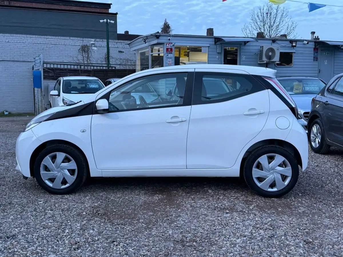 2018-toyota-aygo-10-vvt-i-x-play-71bhp-5d-x-shift-big-18
