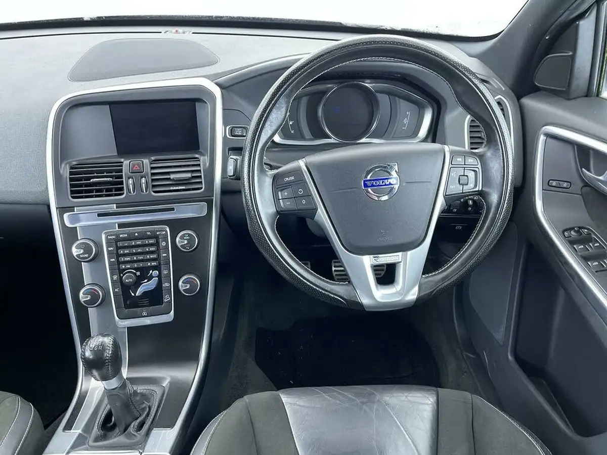 2016-volvo-xc60-24td-d4-r-design-nav-big-32