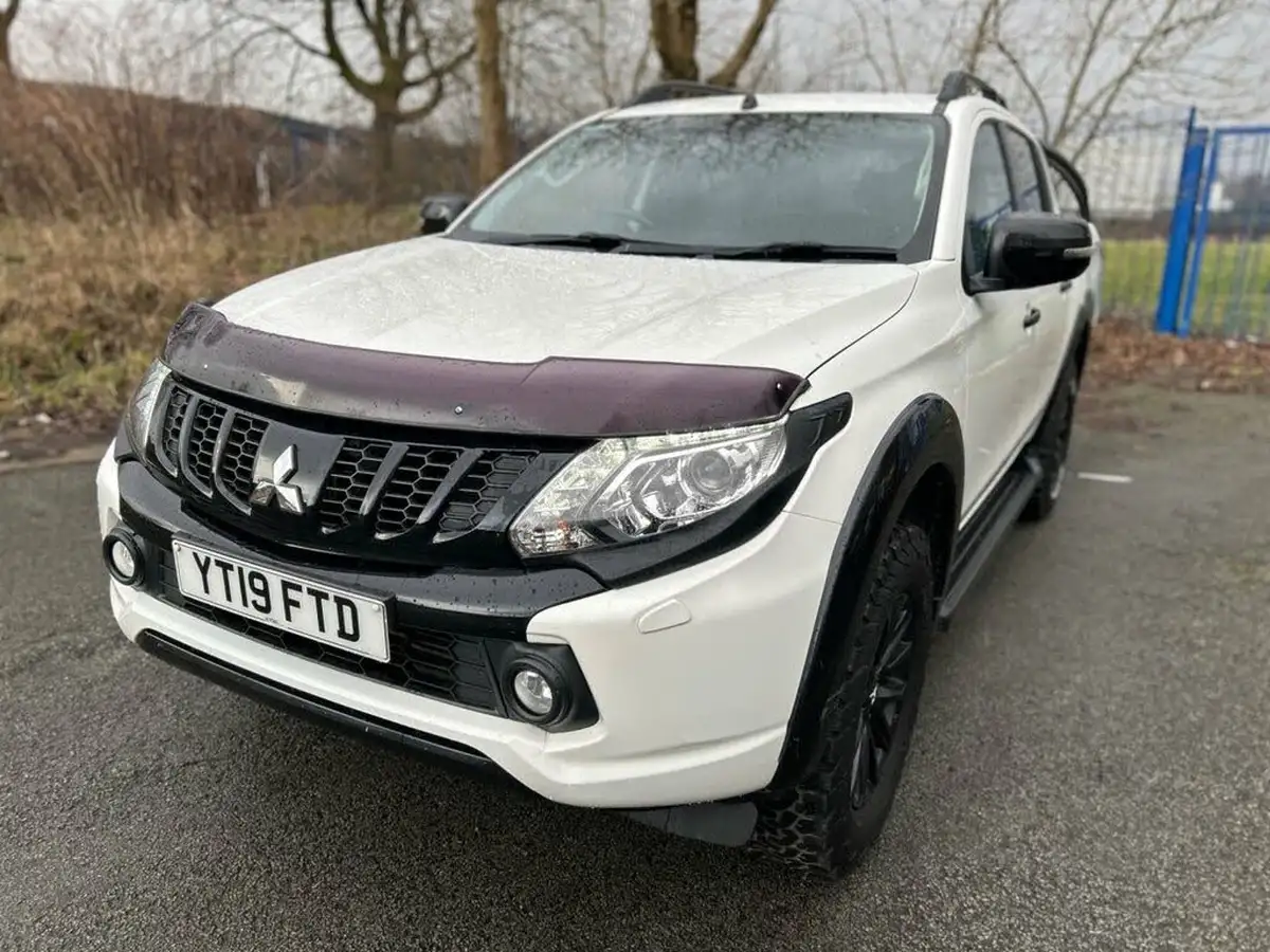 2019-mitsubishi-l200-24di-d-barbarian-black-hardtop-auto-big-10