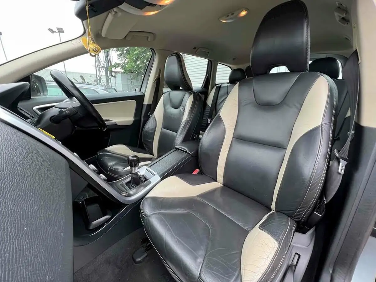 2010-volvo-xc60-24td-d-drive-r-design-big-15