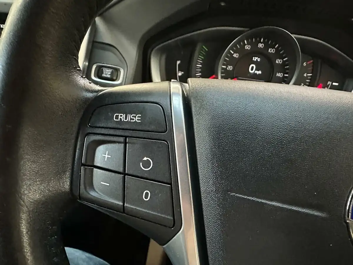 2016-volvo-xc60-20td-d4-se-nav-geartronic-big-27