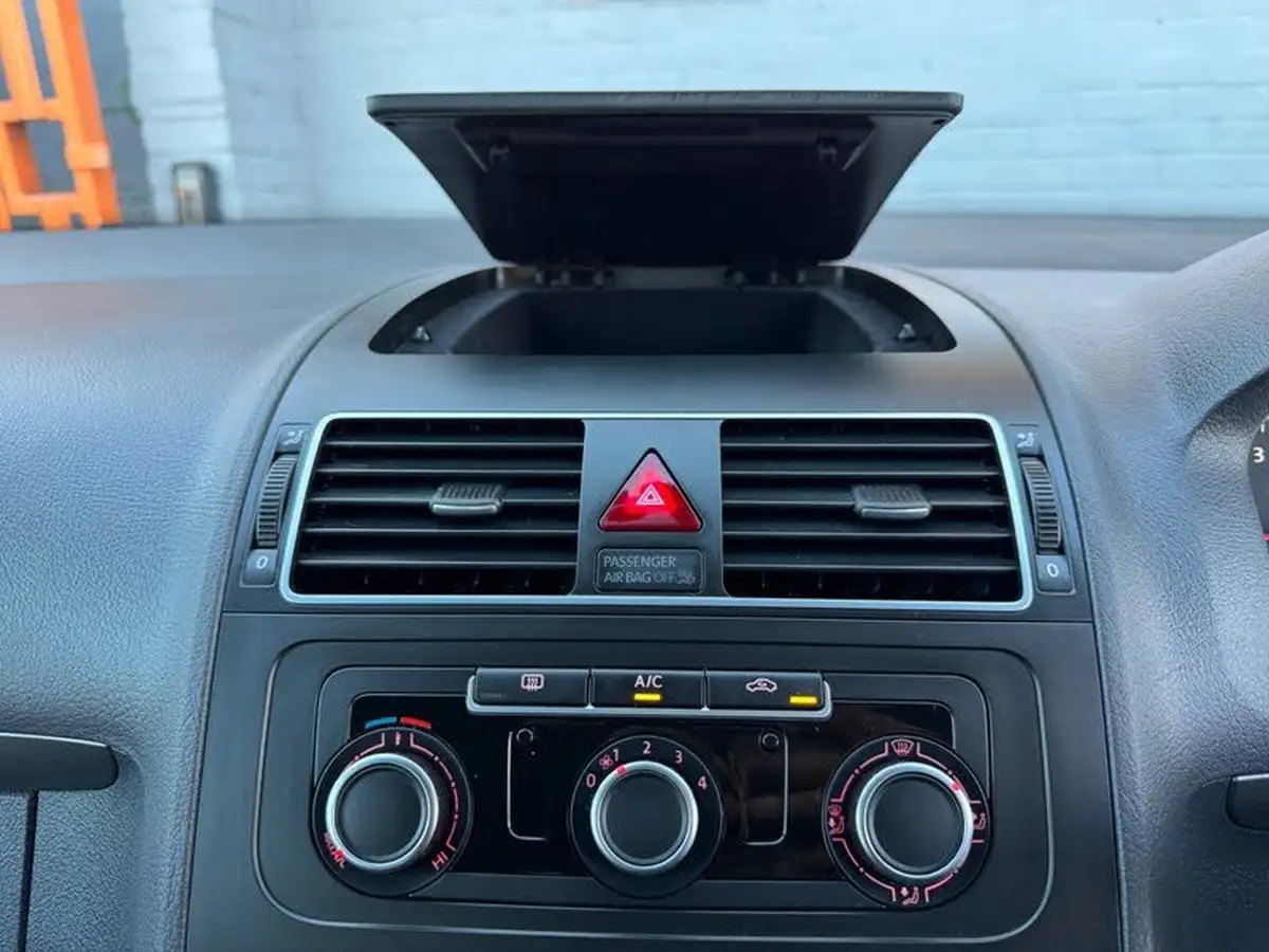 2012-volkswagen-touran-big-21