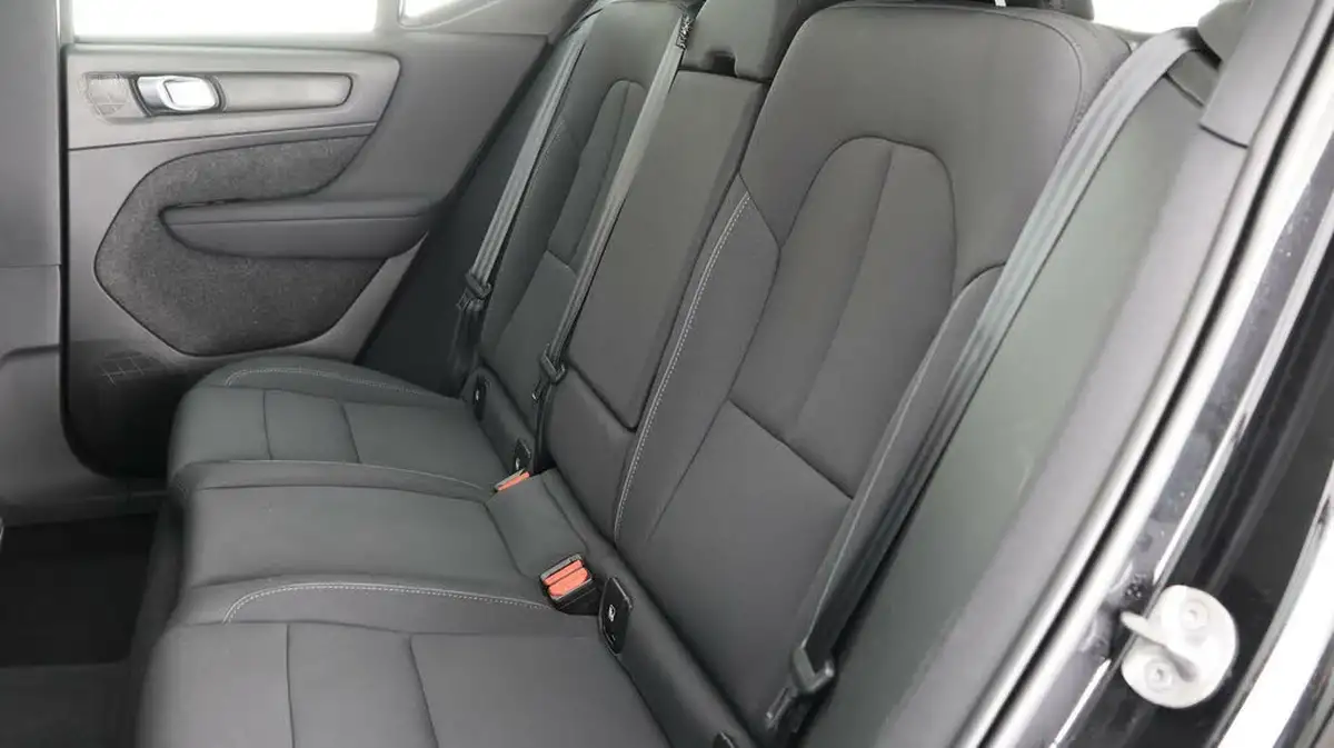 2022-volvo-xc40-15-t3-momentum-big-16