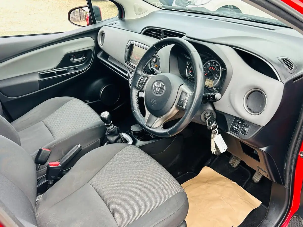 2015-toyota-yaris-133-icon-vvt-i-5d-big-2