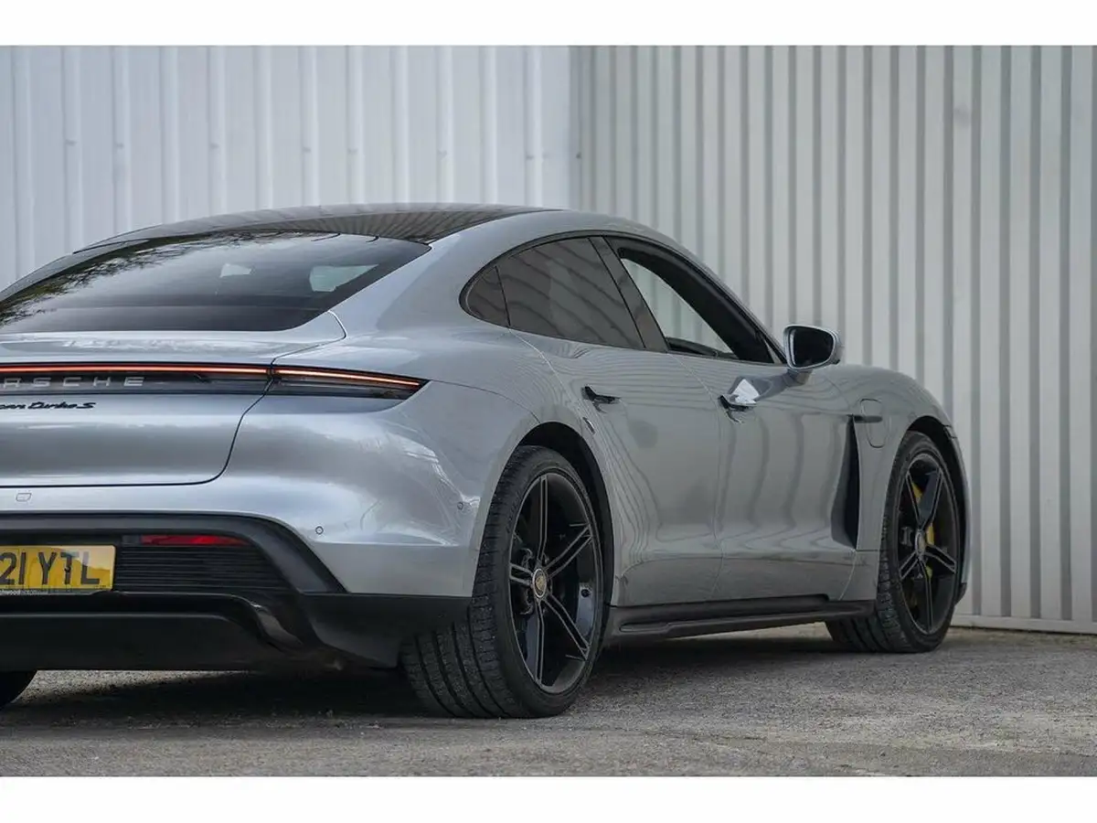 2021-porsche-taycan-e-turbo-s-big-39