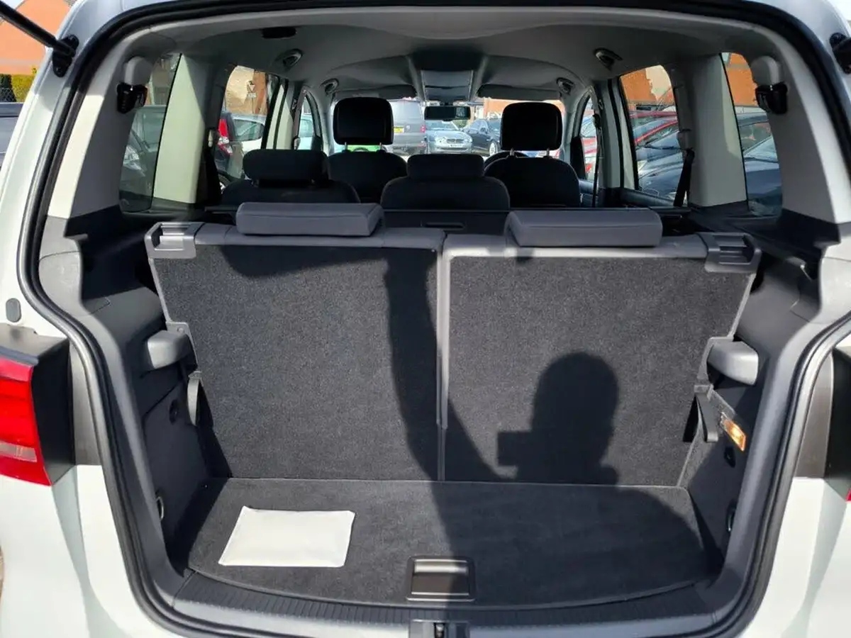 2014-volkswagen-touran-big-23