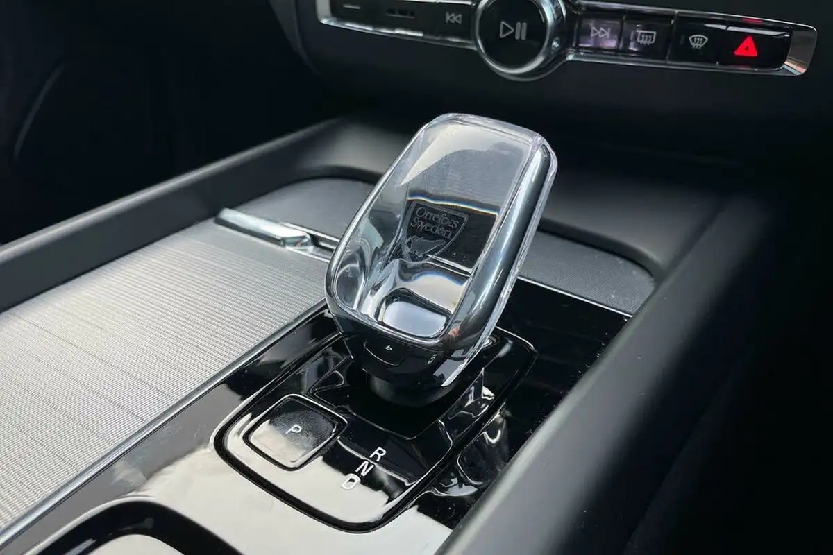 2024-volvo-xc60-20-b5-ultra-dark-big-44