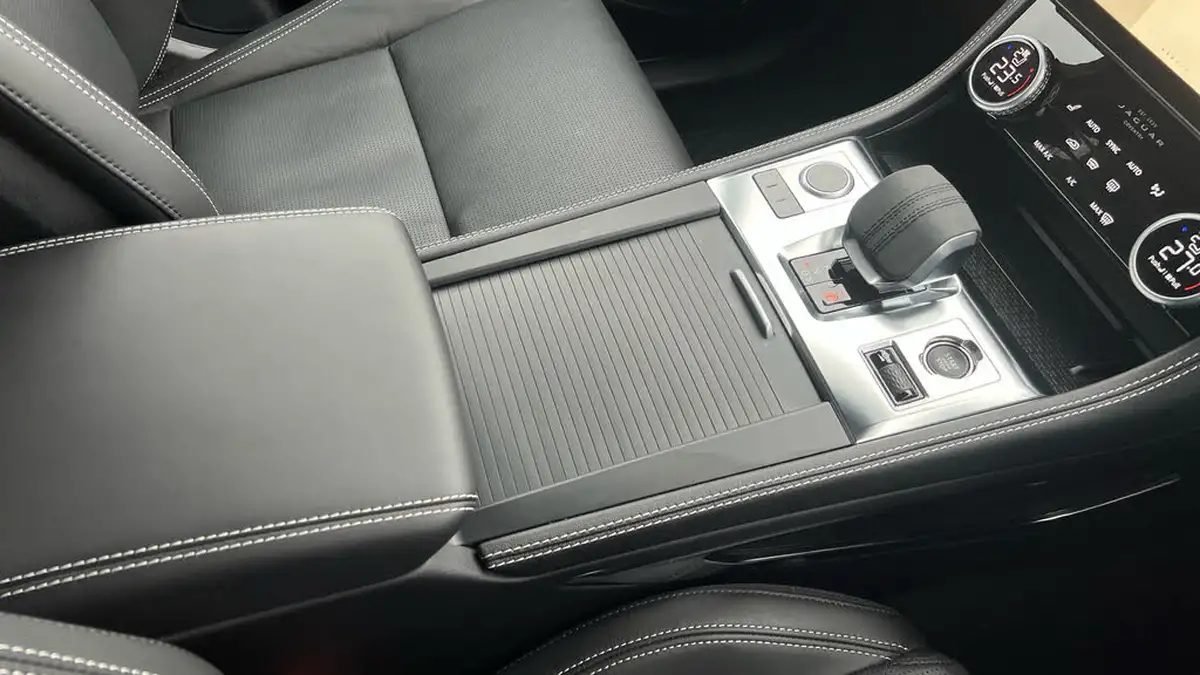 2024-jaguar-f-pace-20-d200-r-dynamic-hse-black-big-26