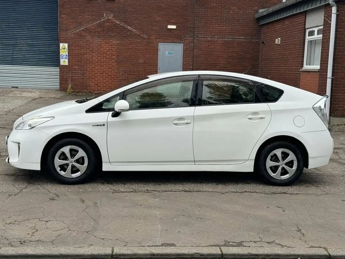 2014-toyota-prius-big-3