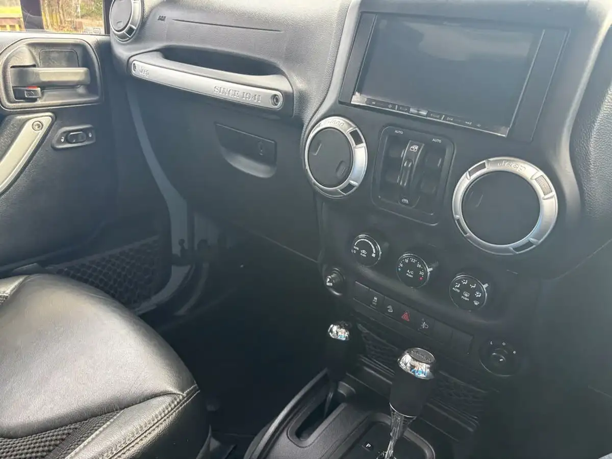 2015-jeep-wrangler-28crd-sahara-5d-big-16