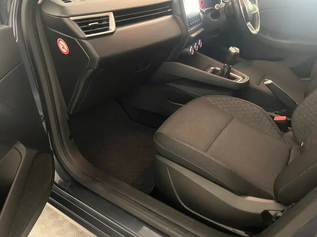2020-renault-clio-10-sce-iconic-75bhp-big-36
