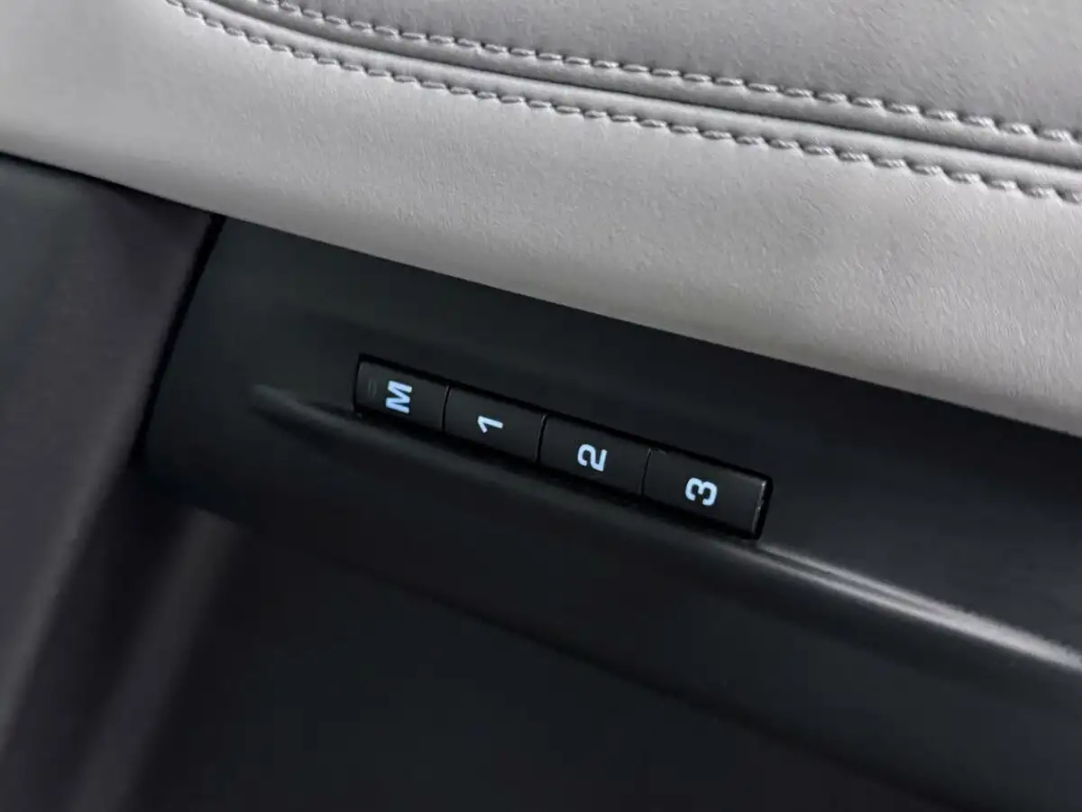 2021-land-rover-range-rover-evoque-15-p300e-r-dynamic-se-big-28