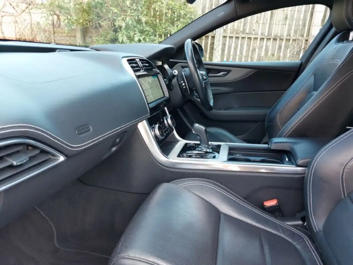 2020-jaguar-xe-20d-r-dynamic-se-big-4
