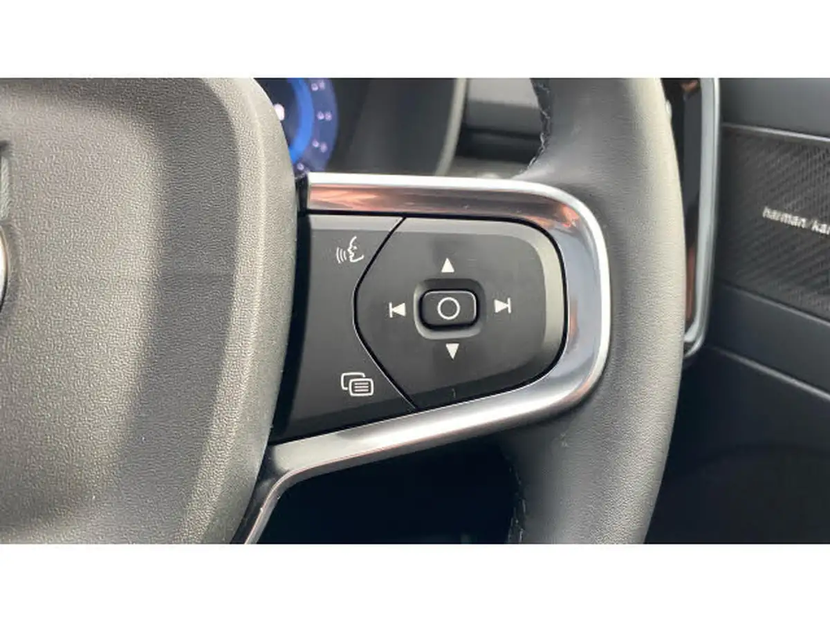 2024-volvo-xc40-20-b4-ultra-bright-big-18