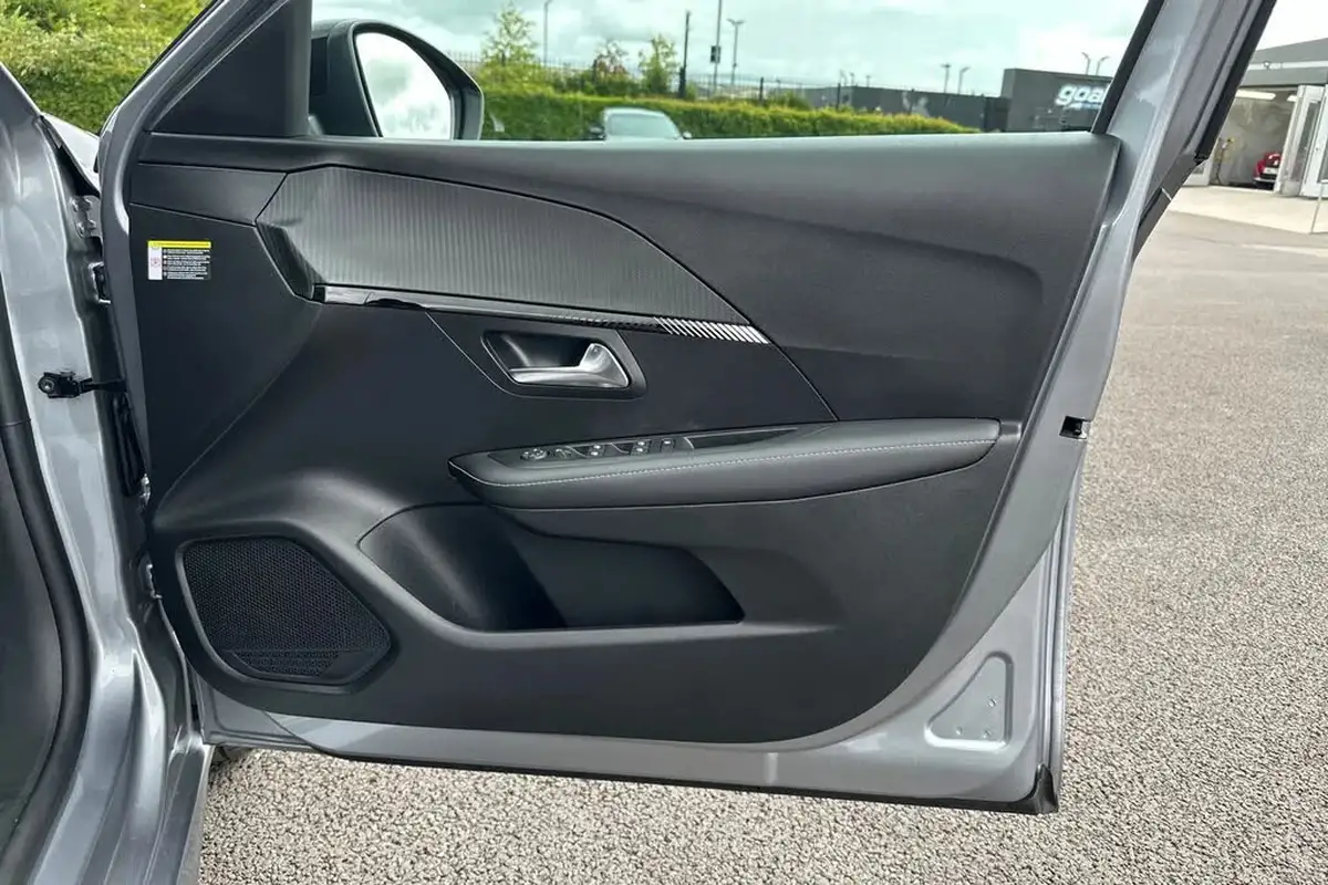 2024-peugeot-208-e-e-style-big-28