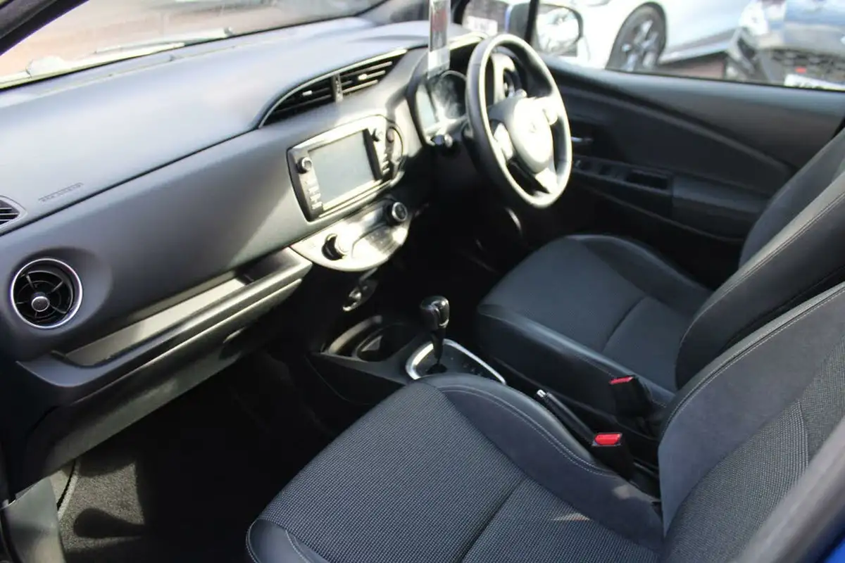 2017-toyota-yaris-15-vvt-i-excel-hybrid-15in-alloys-big-11
