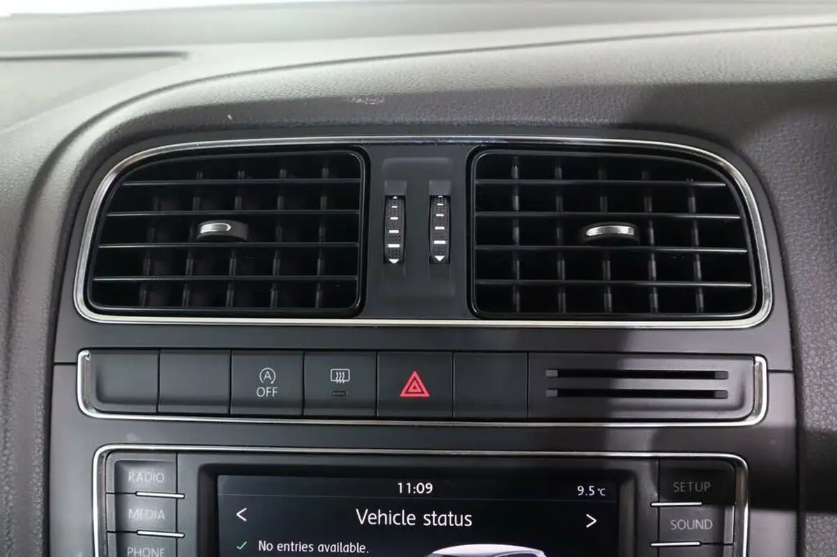2015-volkswagen-polo-10-se-60ps-5d-big-19