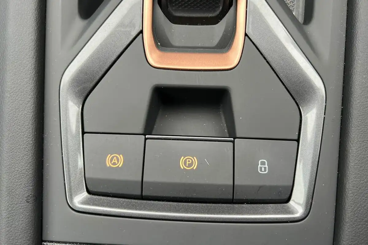 2025-cupra-formentor-15-e-hybrid-vz1-big-34